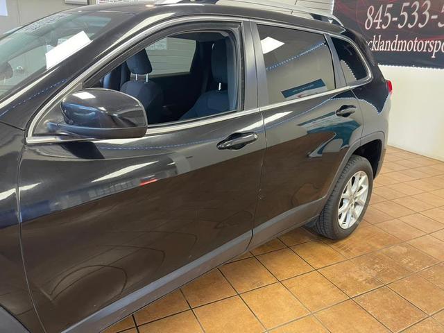 Photo of 2017 Diamond Black Crystal Pearlcoat Jeep Cherokee