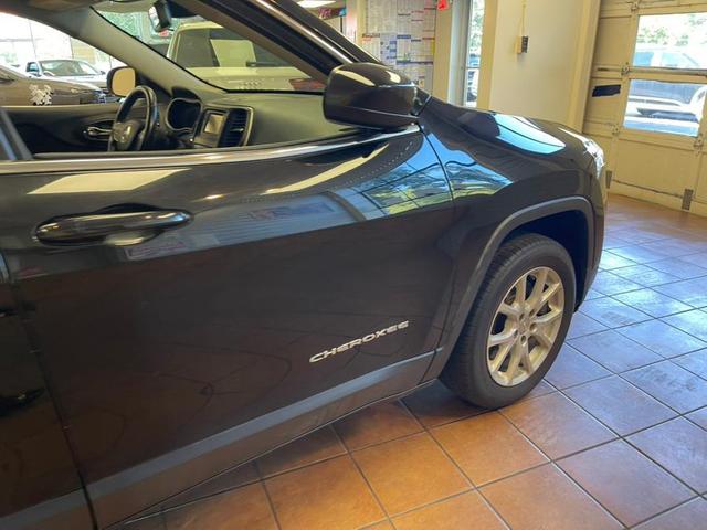 Photo of 2017 Diamond Black Crystal Pearlcoat Jeep Cherokee
