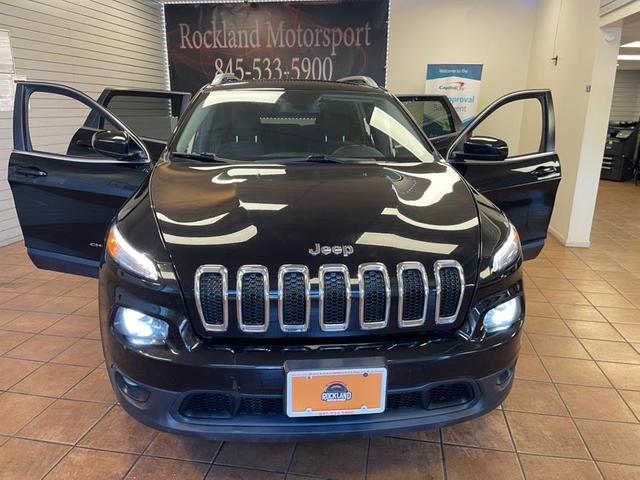 Photo of 2017 Diamond Black Crystal Pearlcoat Jeep Cherokee