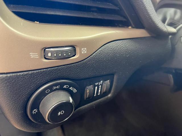 Photo of 2017 Diamond Black Crystal Pearlcoat Jeep Cherokee