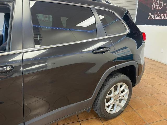 Photo of 2017 Diamond Black Crystal Pearlcoat Jeep Cherokee