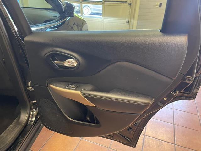 Photo of 2017 Diamond Black Crystal Pearlcoat Jeep Cherokee