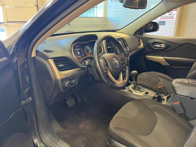 Photo of 2017 Diamond Black Crystal Pearlcoat Jeep Cherokee