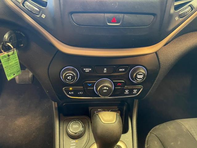 Photo of 2017 Diamond Black Crystal Pearlcoat Jeep Cherokee
