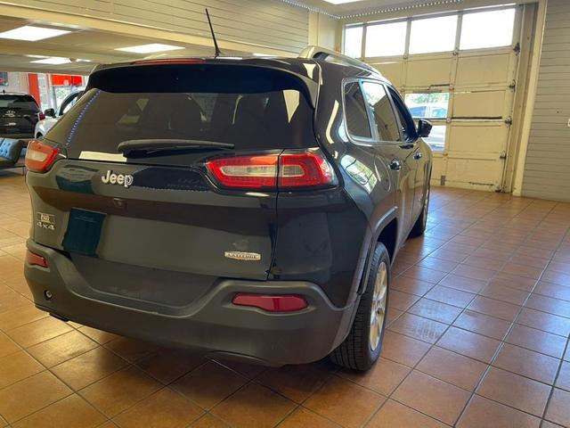 Photo of 2017 Diamond Black Crystal Pearlcoat Jeep Cherokee