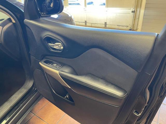 Photo of 2017 Diamond Black Crystal Pearlcoat Jeep Cherokee