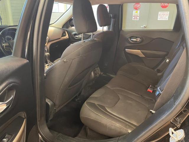 Photo of 2017 Diamond Black Crystal Pearlcoat Jeep Cherokee