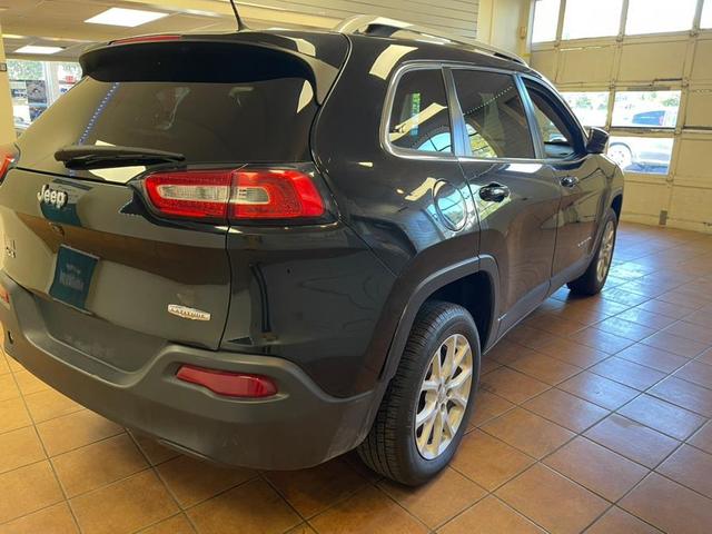 Photo of 2017 Diamond Black Crystal Pearlcoat Jeep Cherokee