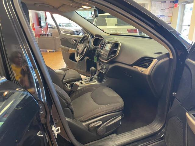 Photo of 2017 Diamond Black Crystal Pearlcoat Jeep Cherokee