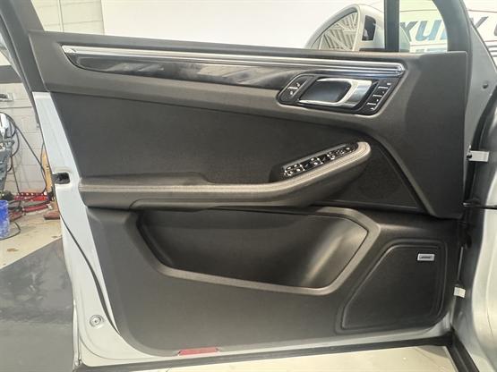 Photo of 2016 Silver Porsche Macan