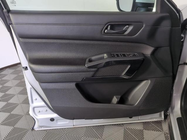 Photo of 2024 Brilliant Silver Metallic Nissan Pathfinder
