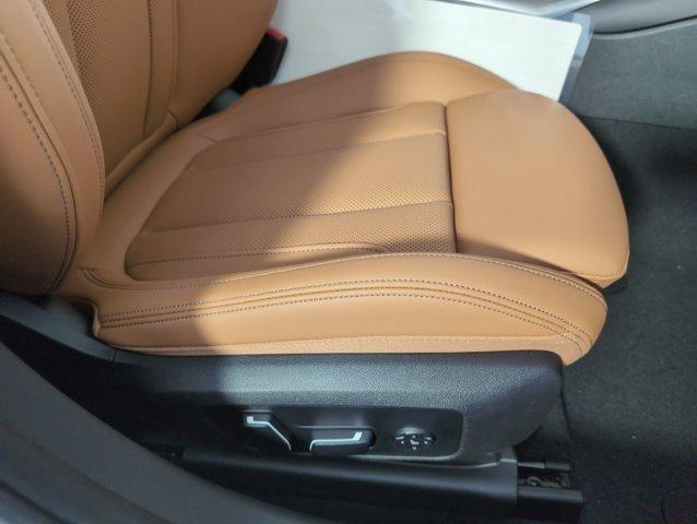 Photo of 2025 Alpine White BMW 330