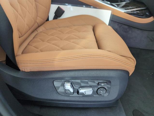 Photo of 2026 Alpine White BMW X7