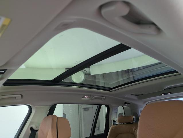 Photo of 2026 Alpine White BMW X7