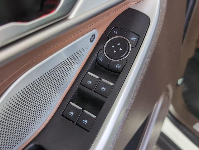 Photo of 2021 White Ford Explorer
