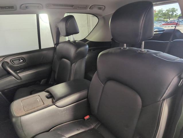 Photo of 2017 White INFINITI QX80