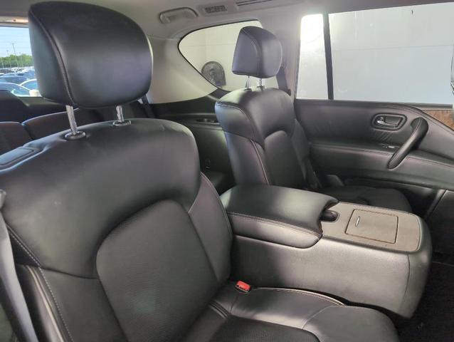 Photo of 2017 White INFINITI QX80
