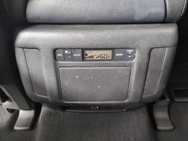 Photo of 2017 White INFINITI QX80
