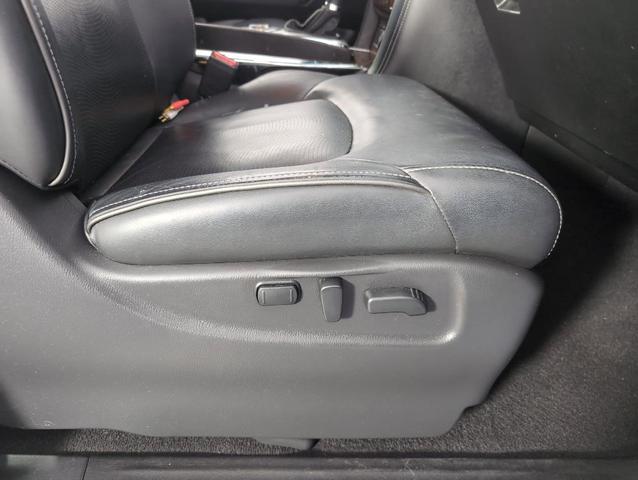 Photo of 2017 White INFINITI QX80