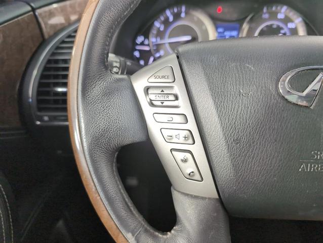 Photo of 2017 White INFINITI QX80