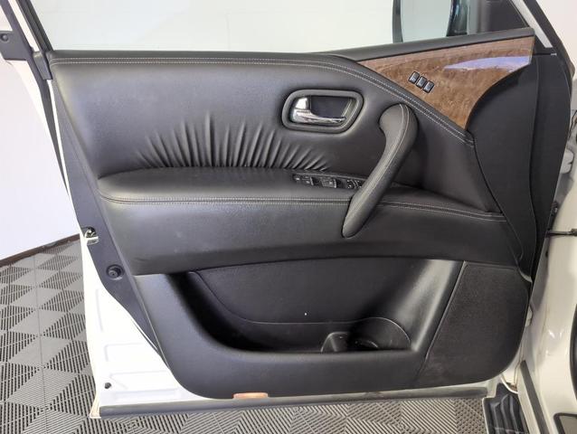 Photo of 2017 White INFINITI QX80