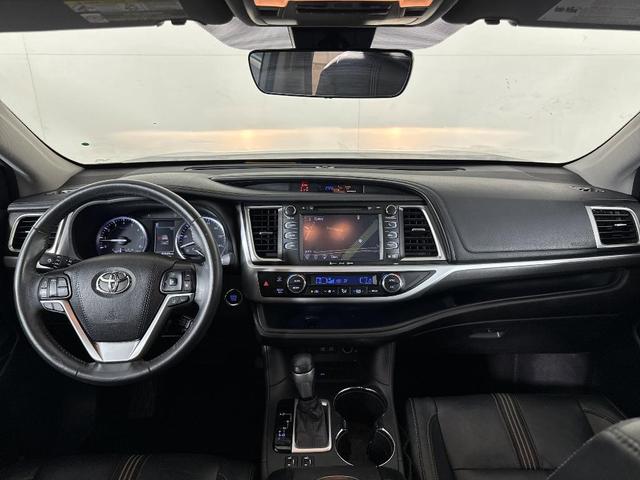 Photo of 2018 Gray Toyota Highlander