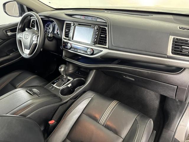 Photo of 2018 Gray Toyota Highlander