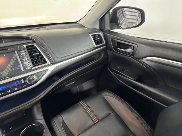 Photo of 2018 Gray Toyota Highlander