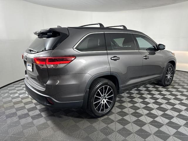 Photo of 2018 Gray Toyota Highlander