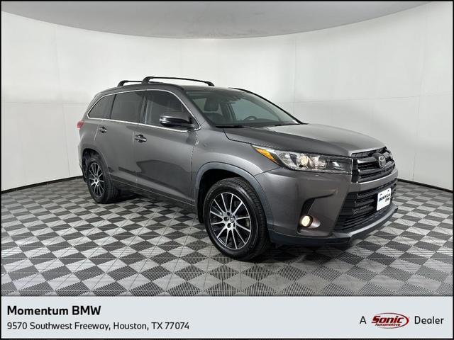 Photo of 2018 Gray Toyota Highlander