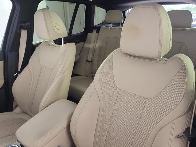 Photo of 2022 Mineral White Metallic BMW X3