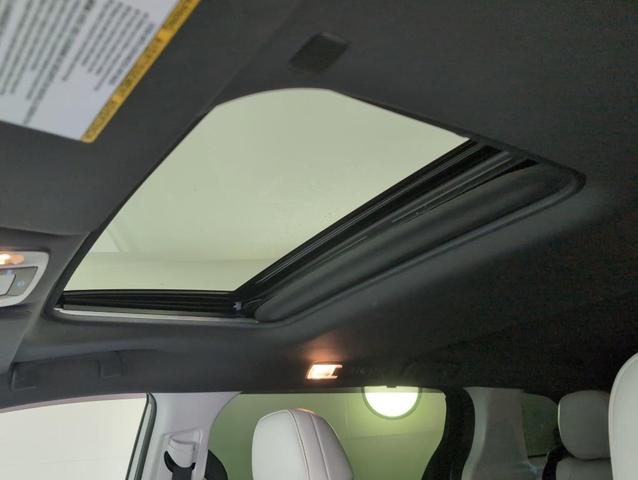 Photo of 2021 White Toyota Sienna