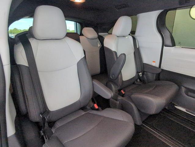 Photo of 2021 White Toyota Sienna