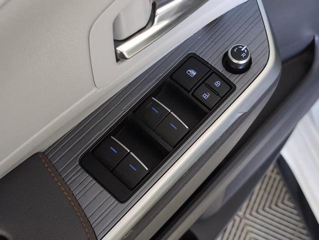 Photo of 2021 White Toyota Sienna