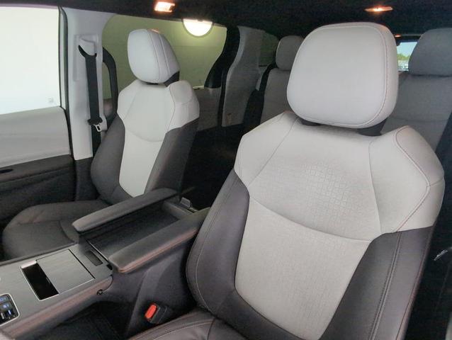 Photo of 2021 White Toyota Sienna