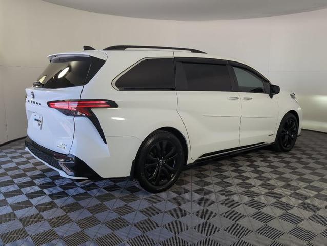 Photo of 2021 White Toyota Sienna