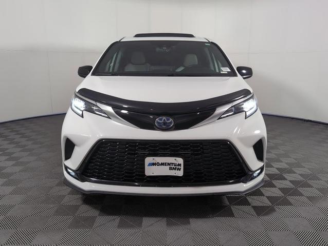 Photo of 2021 White Toyota Sienna