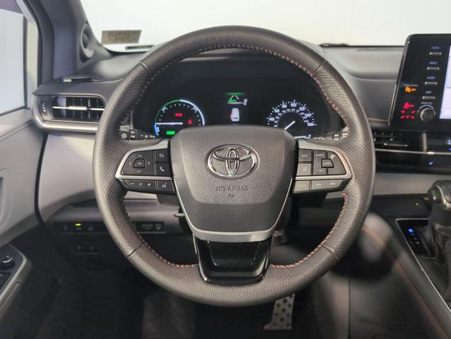 Photo of 2021 White Toyota Sienna