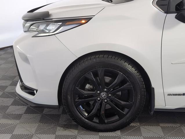 Photo of 2021 White Toyota Sienna