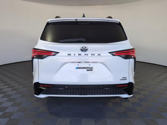 Photo of 2021 White Toyota Sienna