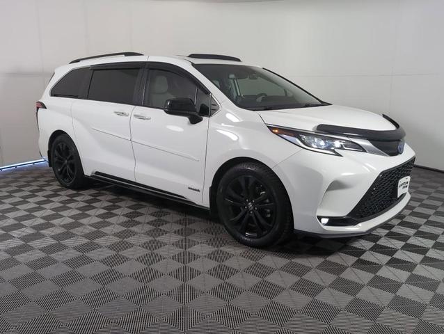 Photo of 2021 White Toyota Sienna