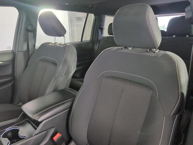 Photo of 2024 Metallic Jeep Grand Cherokee L
