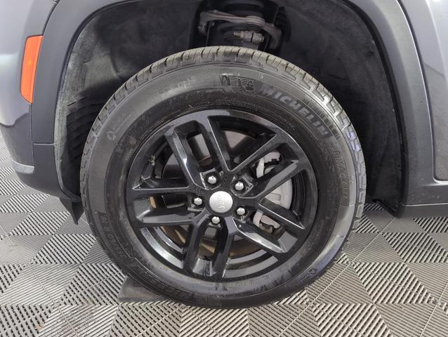 Photo of 2024 Metallic Jeep Grand Cherokee L