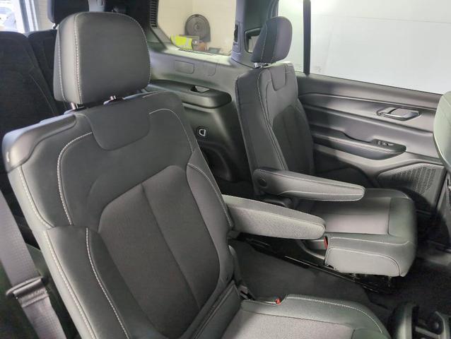Photo of 2024 Metallic Jeep Grand Cherokee L