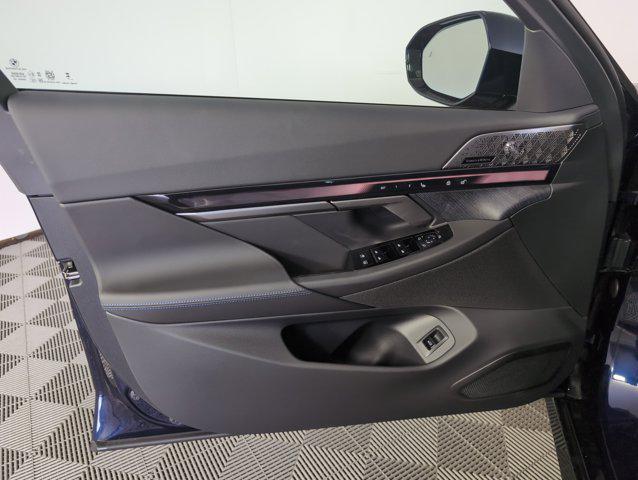 Photo of 2026 Tanzanite Blue II Metallic BMW 550e