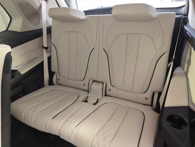 Photo of 2026 Tanzanite Blue II Metallic BMW X7