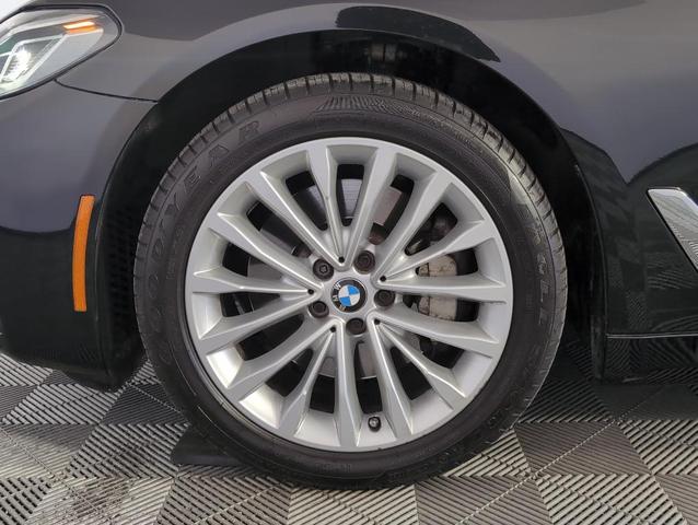 Photo of 2022 Black Sapphire Metallic BMW 530