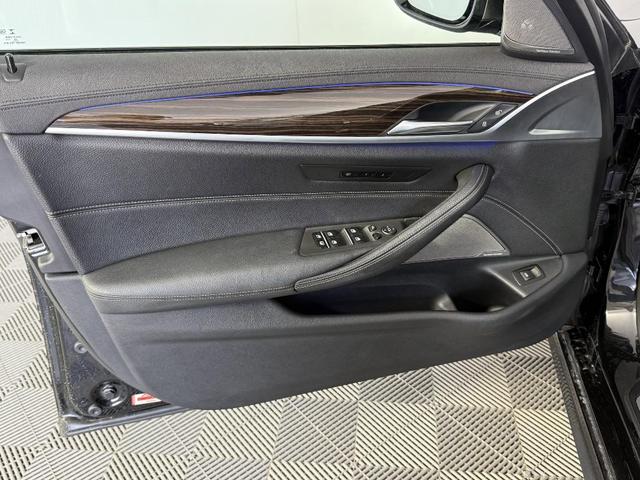 Photo of 2020 Black Sapphire Metallic BMW M550