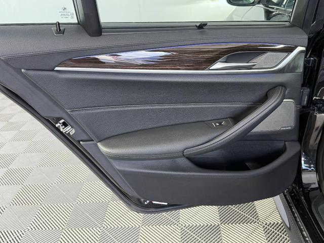 Photo of 2020 Black Sapphire Metallic BMW M550