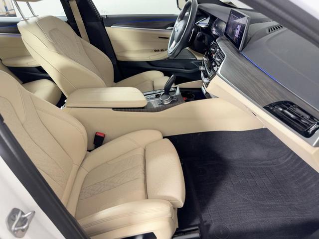 Photo of 2021 Mineral White Metallic BMW 540